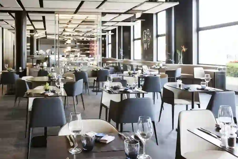 The picture shows the bright and modern restaurant of the Novotel Bern Expo. The clear, open room design and discreet table decorations create an atmosphere of calm and elegance, ideal for a relaxed dining experience.