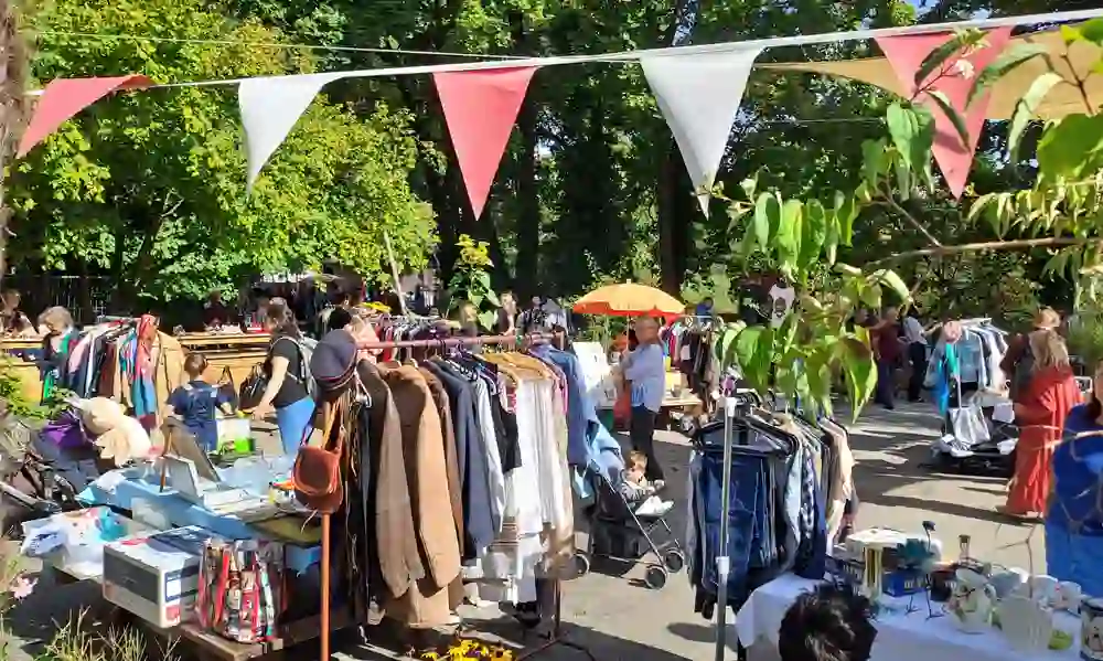 Das Bild zeigt den Flohmi am See.