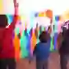 Les enfants découvrent la magie des ombres colorées au Sensorium Rüttihubelbad. Leurs silhouettes ludiques aux couleurs vives créent une image pleine d'énergie et de joie enfantine.