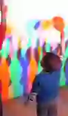 Les enfants découvrent la magie des ombres colorées au Sensorium Rüttihubelbad. Leurs silhouettes ludiques aux couleurs vives créent une image pleine d'énergie et de joie enfantine.