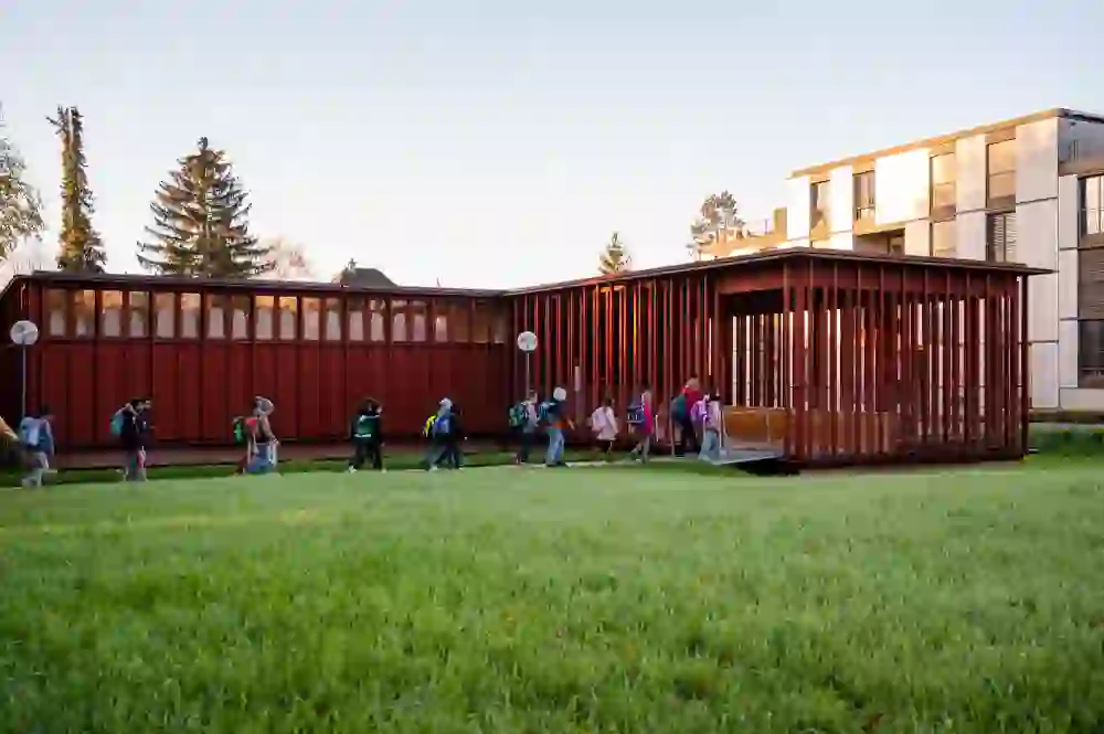 Eine Schulklasse betritt das rote Pavillongebäude des Schweizerischen Blindenmuseums – bereit für eine interaktive und lehrreiche Entdeckungsreise rund ums Thema Sehen.