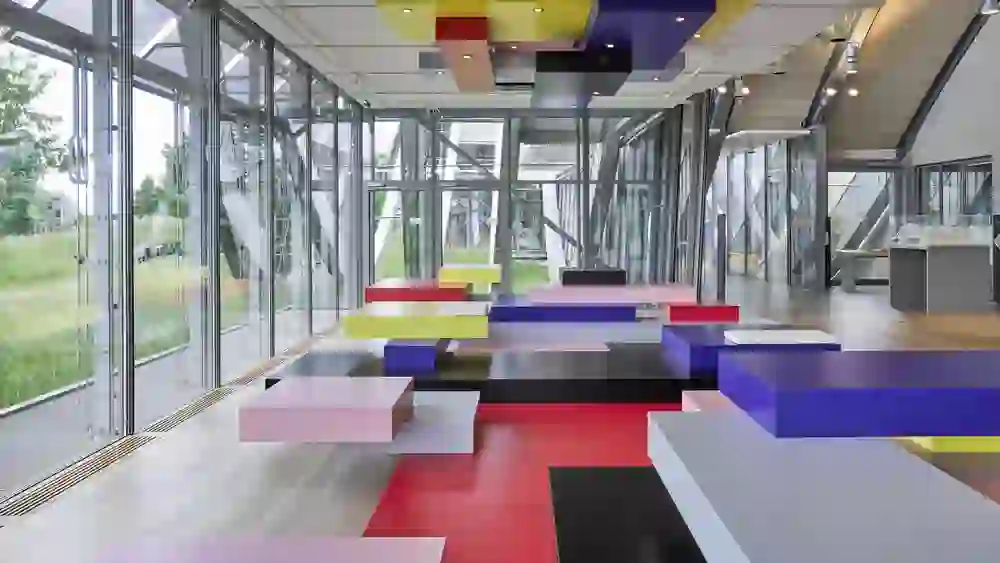 Strada museale dal design artistico nel Zentrum Paul Klee - spazio colorato per laboratori creativi o incontri informali.