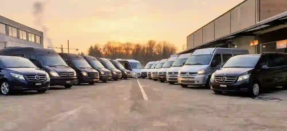 Une flotte de véhicules au crépuscule, prêts pour le lendemain, respire le calme et l'anticipation silencieuse des voyages à venir.