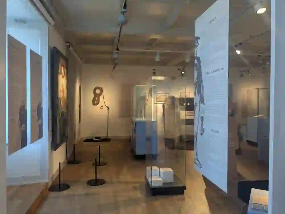 In der Sonderausstellung «Recht im Wandel» im Schloss Thun tauchen Besucher*innen in vergangene Zeiten ein: Historische Exponate, Fesselketten und Schautafeln erzählen von Strafe und Gerechtigkeit. Die ruhige, museale Atmosphäre lädt zum Staunen und Nachdenken ein.