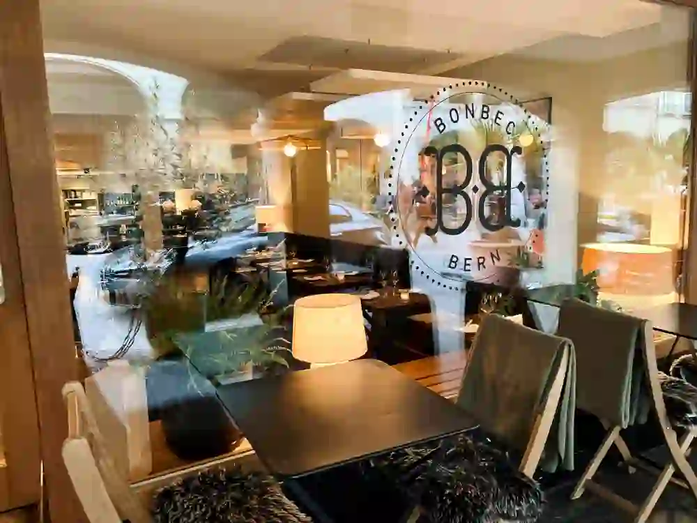 L'immagine mostra una sala conferenze moderna e luminosa, con grandi finestre che offrono una vista sul verde. I tavoli e le sedie bianche sono disposti a U. L'atmosfera chiara e luminosa favorisce la concentrazione e la creatività.