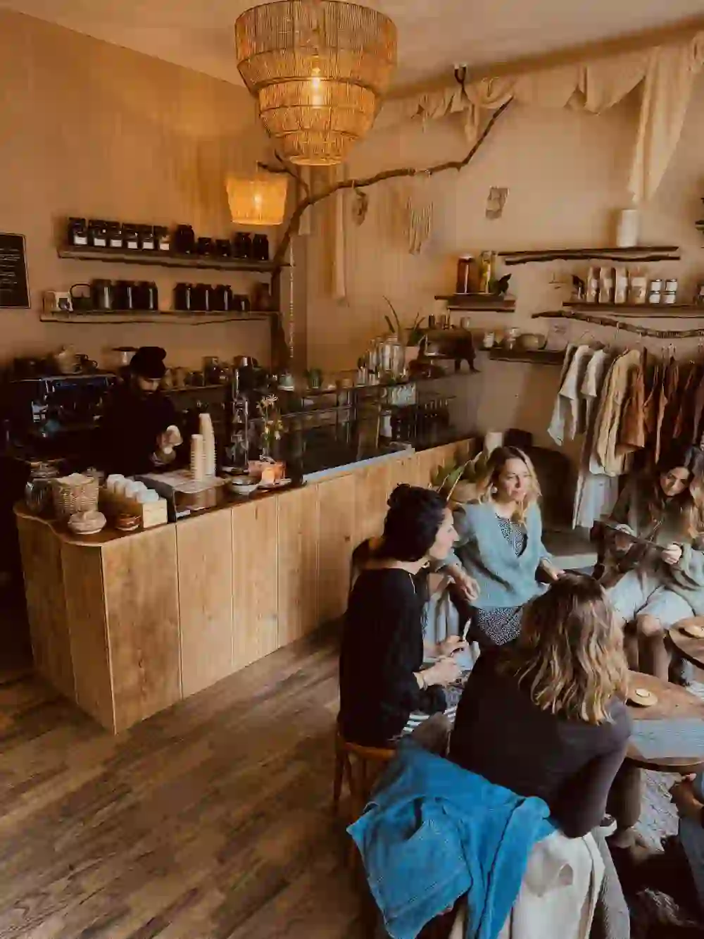 Im stilvoll eingerichteten Amavi Café y más geniessen Menschen gemütliche Gespräche bei Kaffee und Gebäck. Warme Farben, sanftes Licht und natürliche Materialien schaffen eine entspannte, einladende Atmosphäre voller Herzlichkeit und Wohlbefinden.