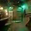 Une escape room atmosphérique avec des lumières vertes et un décor antique crée une aura de mystère. Une aventure d'énigmes en équipe qui exige suspense et coopération.