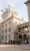 A group walks in front of the imposing Federal Palace in Bern, immersed in the historical ambience of the city as they learn more about the year 1848, when Bern became the federal capital.