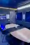Ein futuristisch gestalteter Raum mit Sternenhimmel-Dekor, Bildschirmen und einem Tisch für gemeinsames Spielen. Die Umgebung erinnert an Science-Fiction und eignet sich für immersive Spielrunden.