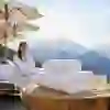 Morbidi asciugamani, sole caldo e una vista mozzafiato: Puro relax ad altezze elevate: un momento tra benessere e panorami di ampio respiro.