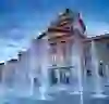 Vor der blauen Abendstimmung bietet das Bundeshaus in Bern, umrahmt von tanzenden Fontänen, ein Bild voller Erhabenheit und friedlicher Eleganz.