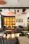 The picture shows the interior of a café with a mixed modern and retro style that radiates a relaxed and inviting atmosphere.