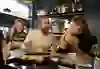 Fröhliche Freunde teilen einen Moment voller Genuss und Lachen bei einem Essen in der Swing Kitchen, umgeben von einer gemütlichen, grünen Atmosphäre.