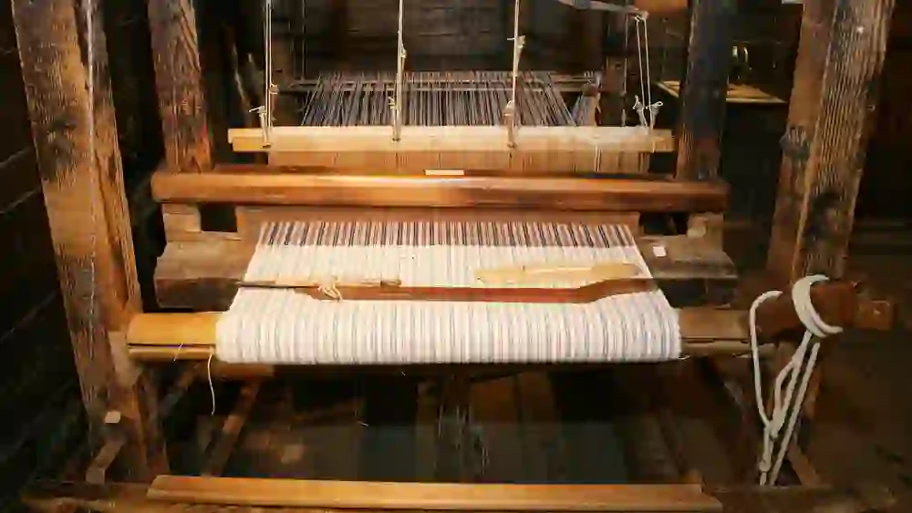 Un vecchio telaio nel museo regionale Chüechlihus di Langnau, circondato da legno scuro e luce tremolante, racconta in silenzio l'arte e il lavoro della tessitura tradizionale.