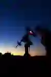 Im letzten Dämmerlicht, unter einem Sternenhimmel, steht eine Person konzentriert am Teleskop, eingehüllt in die Stille des Abends, die Neugier und die Freude an der Astronomie teilt.