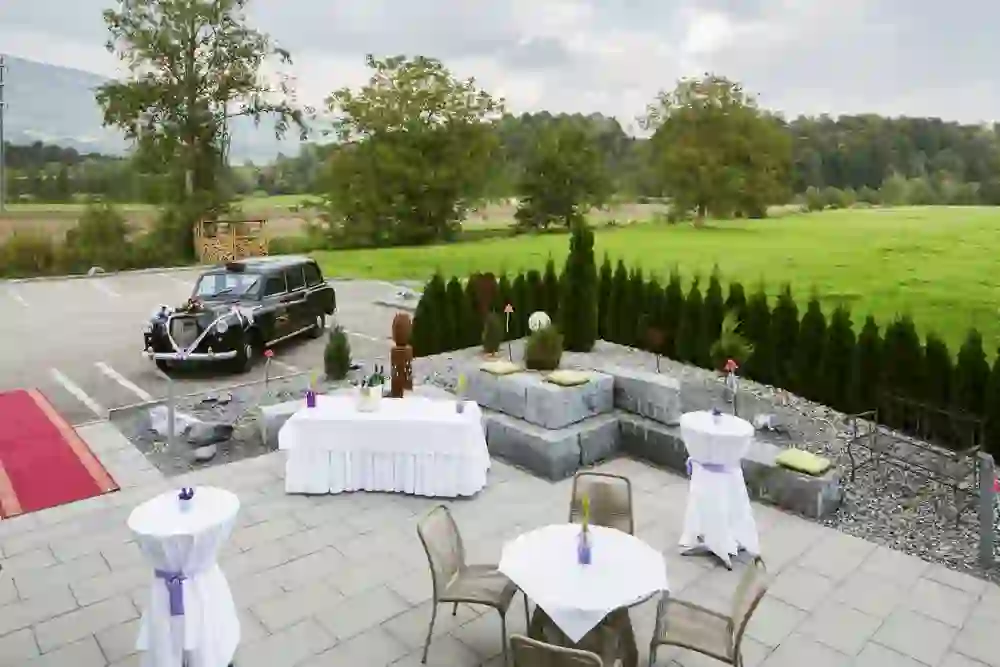 Das Bild zeigt den Aussenbereich des Al Ponte. Die festlich gedeckten Tusche laden zum Apèro oder Dinner ein.