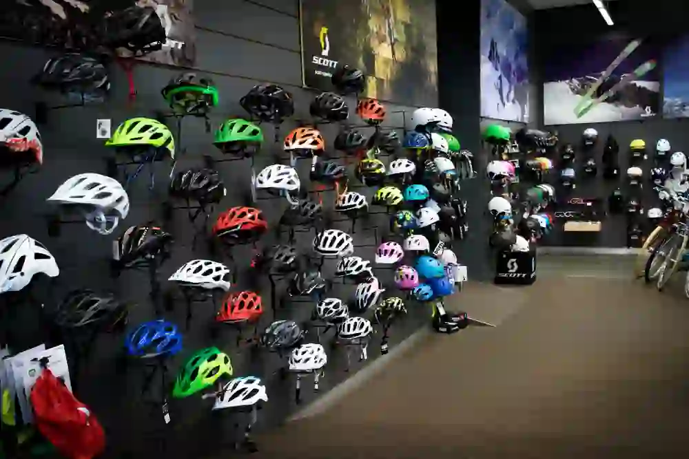 The image from the Ski + Velo Center Bern radiates safety and choice, with a colourful range of bike helmets that stand for protection and individual style.