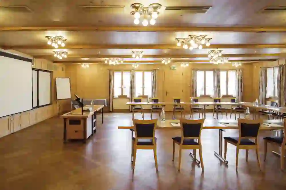 Das Bild zeigt den Seminarraum Ämmestube im Restaurant Hotel Hirschen Eggiwil, hell und einladend, mit natürlichen Holzelementen und warmem Licht, das eine behagliche und konzentrierte Atmosphäre für geschäftliche Treffen schafft.