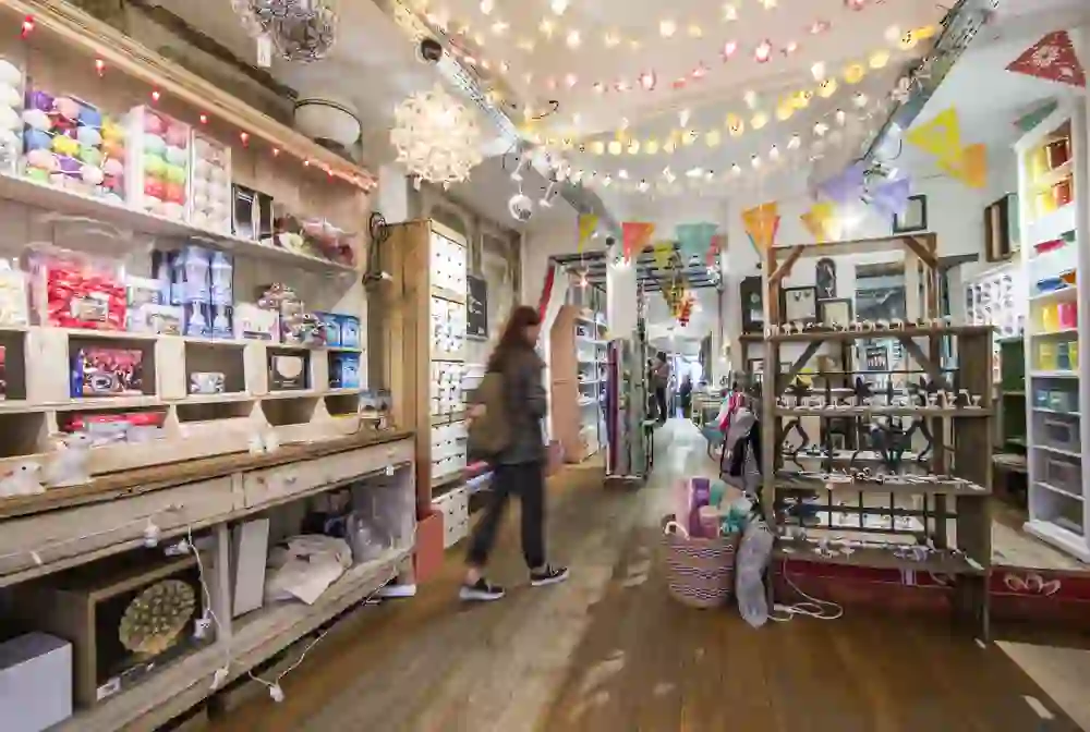 Dans l'atmosphère animée de Yamatuti, un monde coloré de cadeaux et de curiosités s'illumine, enveloppé dans une chaude mer de lumières.