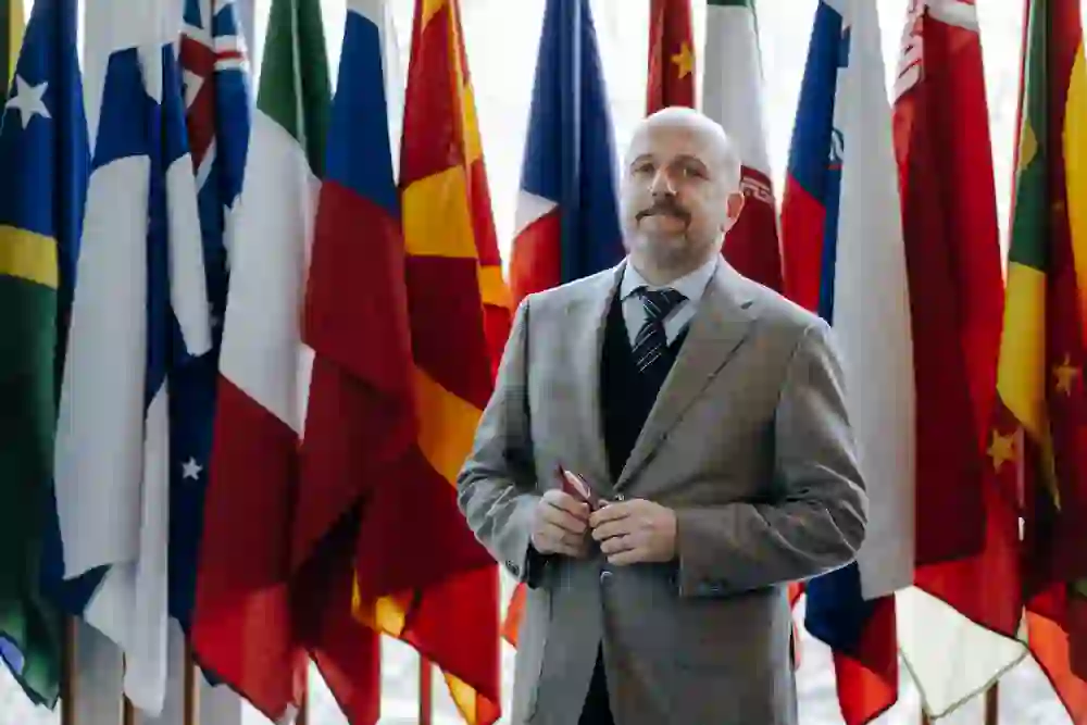 Das Bild ist ein Portrait von Marjan Osvald im Gebäude vom Weltpostverein in der Stadt Bern.