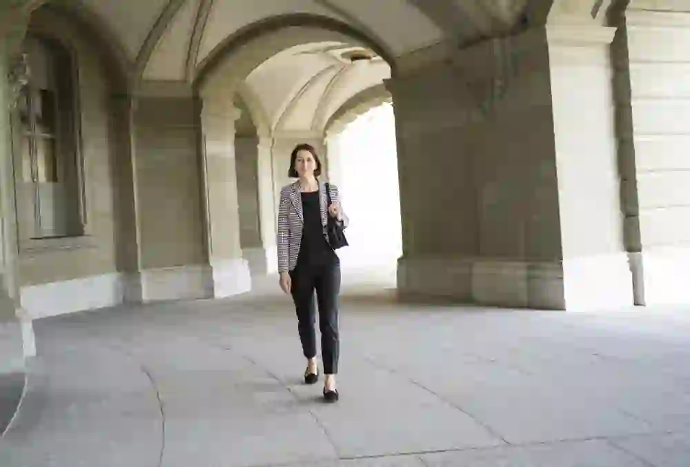 Das Bild ist ein Portrait von Doris Frick beim Bundeshaus in der Stadt Bern.