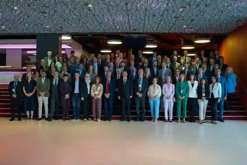 Photo de groupe de professionnels du tourisme d'affaires à la réunion spéciale 2025 de la CEAC à Berne, montrant la collaboration internationale et le réseautage dans l'industrie des conférences et des événements.