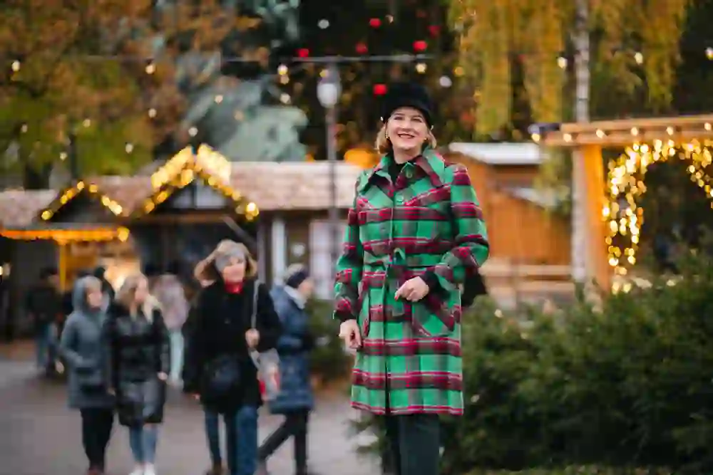 Das Bild ist ein Portrait von Andrea Bekić bei der Kleinen Schanze in Bern am Bärner Stärnemärit (Weihnachtsmarkt)