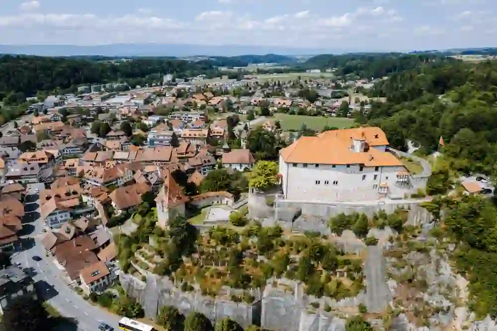 Vue d'ensemble du château de Laupen, il trône de manière impressionnante au-dessus de la ville et donne un sentiment de force et d'histoire, niché dans le pittoresque paysage suisse.