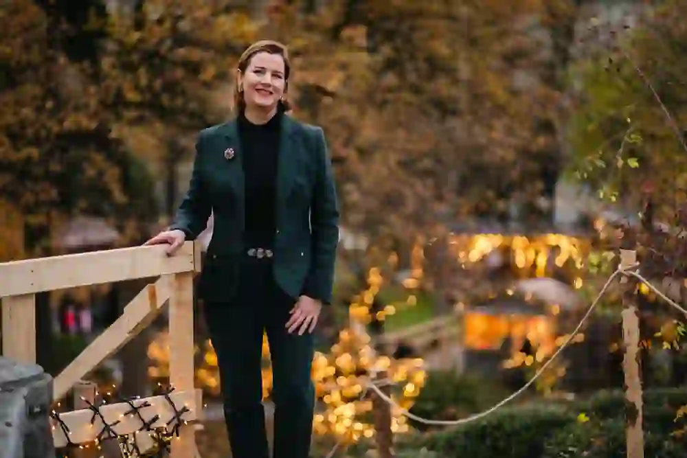 The picture is a portrait of Andrea Bekić at the Kleine Schanze in Bern at the Bärner Stärnemärit (Christmas market)