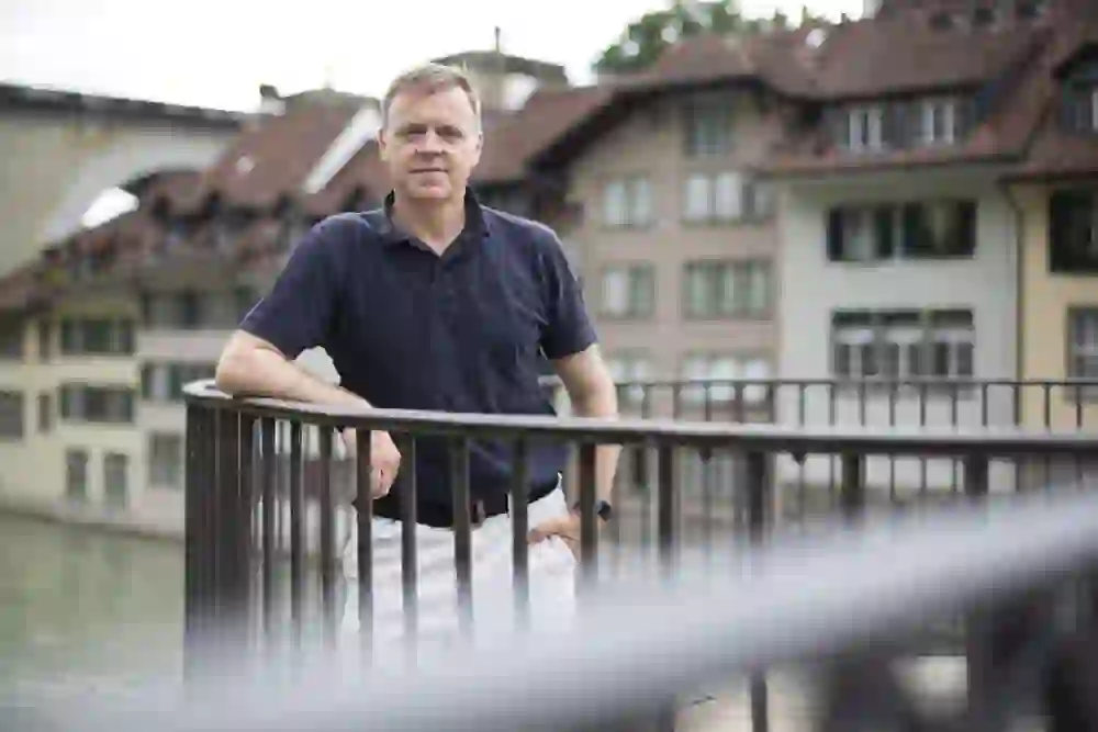 The picture is a portrait of Bill Longhurst on the Untertorbrücke bridge in the city of Bern.