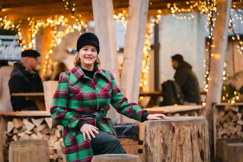 Das Bild ist ein Portrait von Andrea Bekić bei der Kleinen Schanze in Bern am Bärner Stärnemärit (Weihnachtsmarkt)