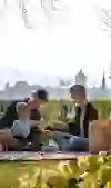 A family enjoys a picnic with a view of picturesque Bern in spring, a scene full of warmth and family cosiness.
