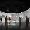 Dans une salle sombre, les visiteurs se tiennent devant une projection circulaire monumentale de la bataille de Morat. Le panorama riche en détails les entoure entièrement et les entraîne dans l'action. L'ambiance est pénétrante, propice à la réflexion et marquée par la force de l'histoire.
