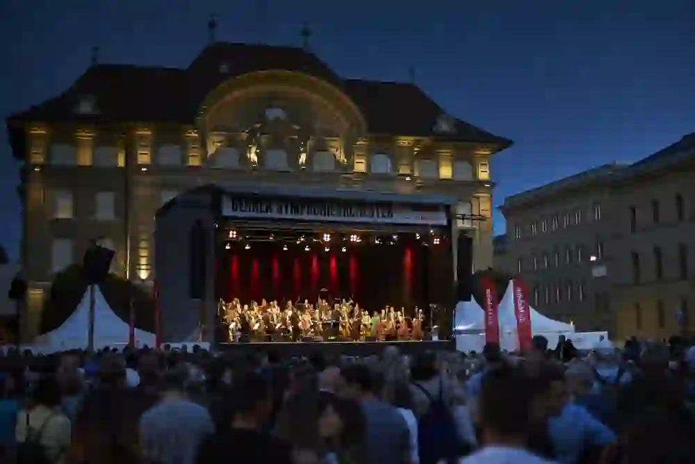 Berner Symphonieorchester auf dem Bundesplatz beim BSO-Openair bei Abenddämmerung