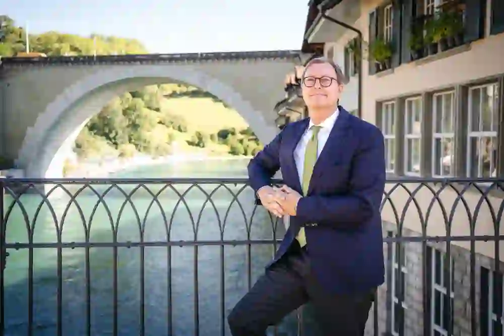 The picture is a portrait of Michael Flügger on the Untertorbrücke in the city of Bern.