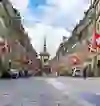 Bern's old town shines in festive splendour: flags line the arcades, people stroll along the cobblestones and the "Zytglogge" is enthroned in the centre. A picture full of history, vibrancy and proud tradition.