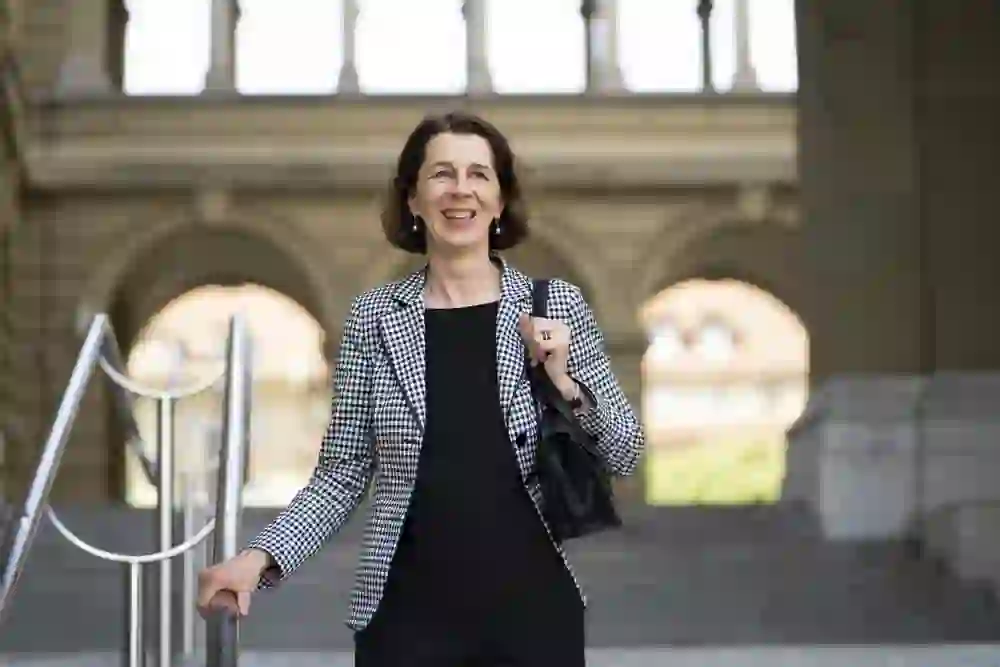 Das Bild ist ein Portrait von Doris Frick beim Bundeshaus in der Stadt Bern