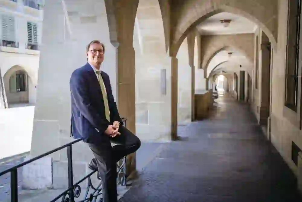 Das Bild ist ein Portrait von Michael Flügger in der Altstadt Bern.