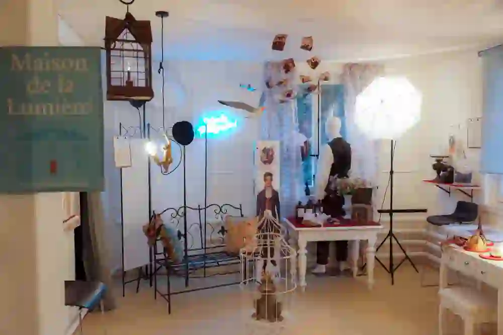 Ein fantasievoll gestalteter Raum voller Licht, Objekte und Geschichte – ein Ort zwischen Ausstellung und Wunderkammer, der Staunen weckt und zum Verweilen einlädt.