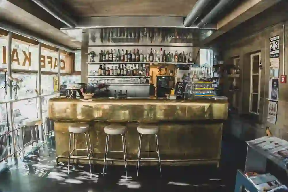 With its modern, urban style and gleaming gold bar, Café Kairo is a cool meeting place that invites you to socialise over coffee or a drink.