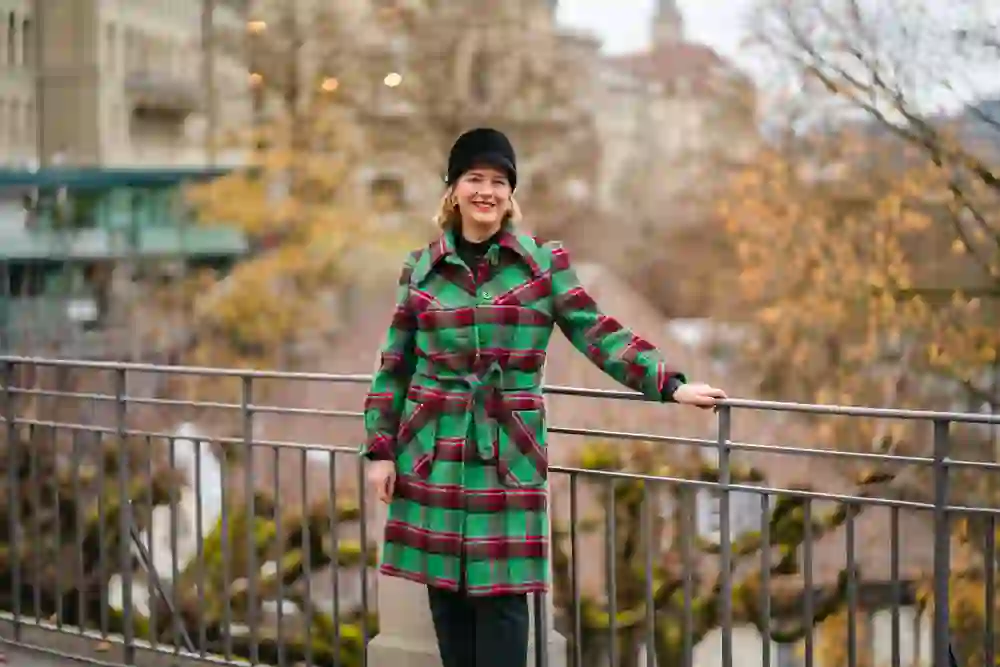 The picture is a portrait of Andrea Bekić at the Kleine Schanze in Bern at the Bärner Stärnemärit (Christmas market)