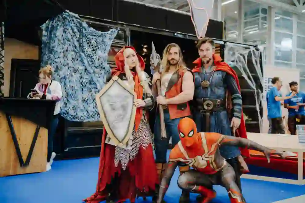 La foto mostra un piccolo gruppo di cosplayer all'Herofest nei padiglioni del Bernexpo di Berna.