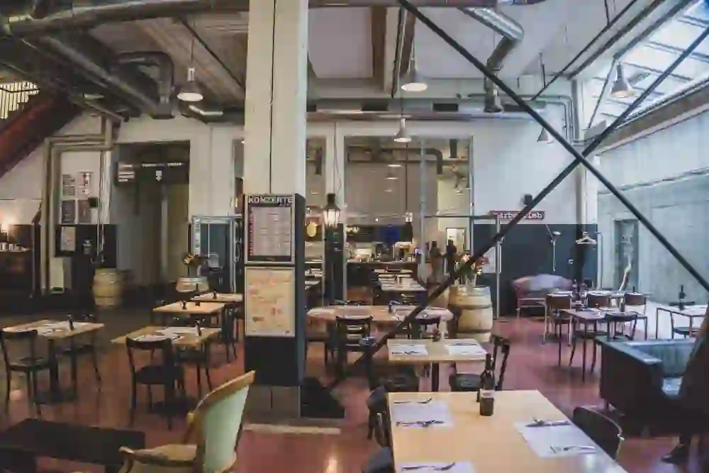 The photo shows the interior of the spacious restaurant le beizli with its industrial aesthetic, which conveys a relaxed and welcoming atmosphere.