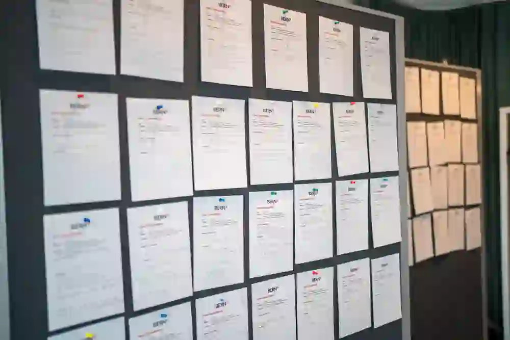 Das Bild zeigt eine Pinnwand mit vielen strukturierten Feedback- und Ideenkarten, die sorgfältig in Reihen angeordnet sind. Diese Visualisierung von Gedanken und Vorschlägen spiegelt eine organisierte und produktive Workshop-Atmosphäre wider.