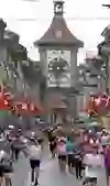 The picture shows the Grand Prix of Bern: hundreds of runners stream through the festively flagged Old Town, past the Zytglogge. Energy, joy and community fill the streets - a sporting highlight full of emotion and love for the city.