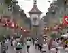 Das Bild zeigt den Grand Prix von Bern: Hunderte Läufer*innen strömen durch die festlich beflaggte Altstadt, vorbei am Zytglogge. Energie, Freude und Gemeinschaft füllen die Gassen – ein sportliches Highlight voller Emotionen und Stadtliebe.