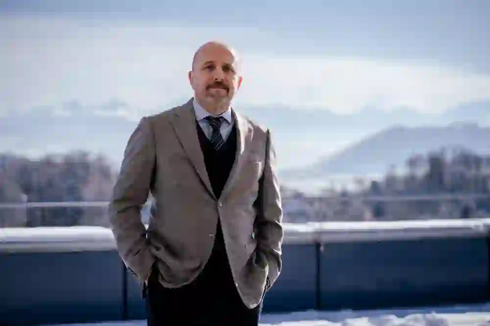 Das Bild ist ein Portrait von Marjan Osvald auf dem Dach vom Weltpostverein in der Stadt Bern.