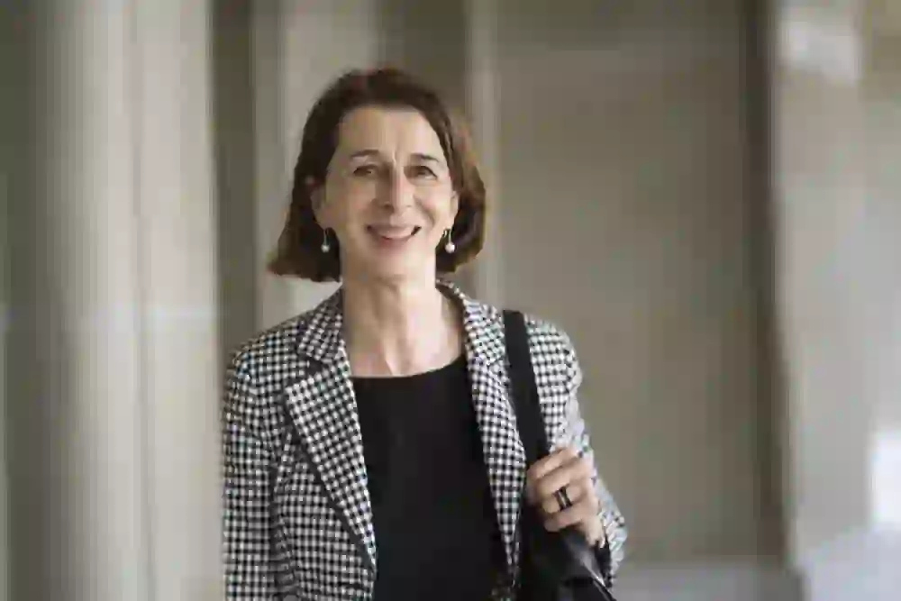 Das Bild ist ein Portrait von Doris Frick beim Bundeshaus in der Stadt Bern