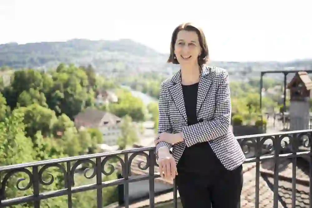 Das Bild ist ein Portrait von Doris Frick in der Stadt Bern.