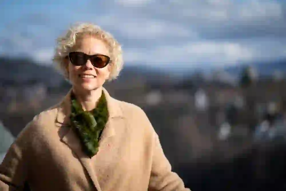 The picture is a portrait of Berta Fernández-Alfaro on the cathedral tower.